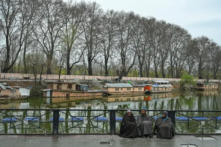 Weather Srinagar: Fresh Snowfall and Rain Impacting Conditions