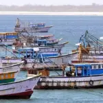 கடற்படை: Sri Lankan Navy Arrests 12 Fishermen in Karaikal
