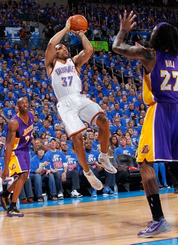 Thunder vs Lakers: Oklahoma City Dominates with 139-96 Victory