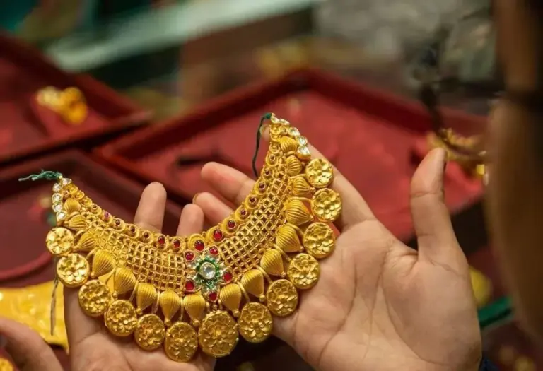 Gold prices drop amid rising platinum rates